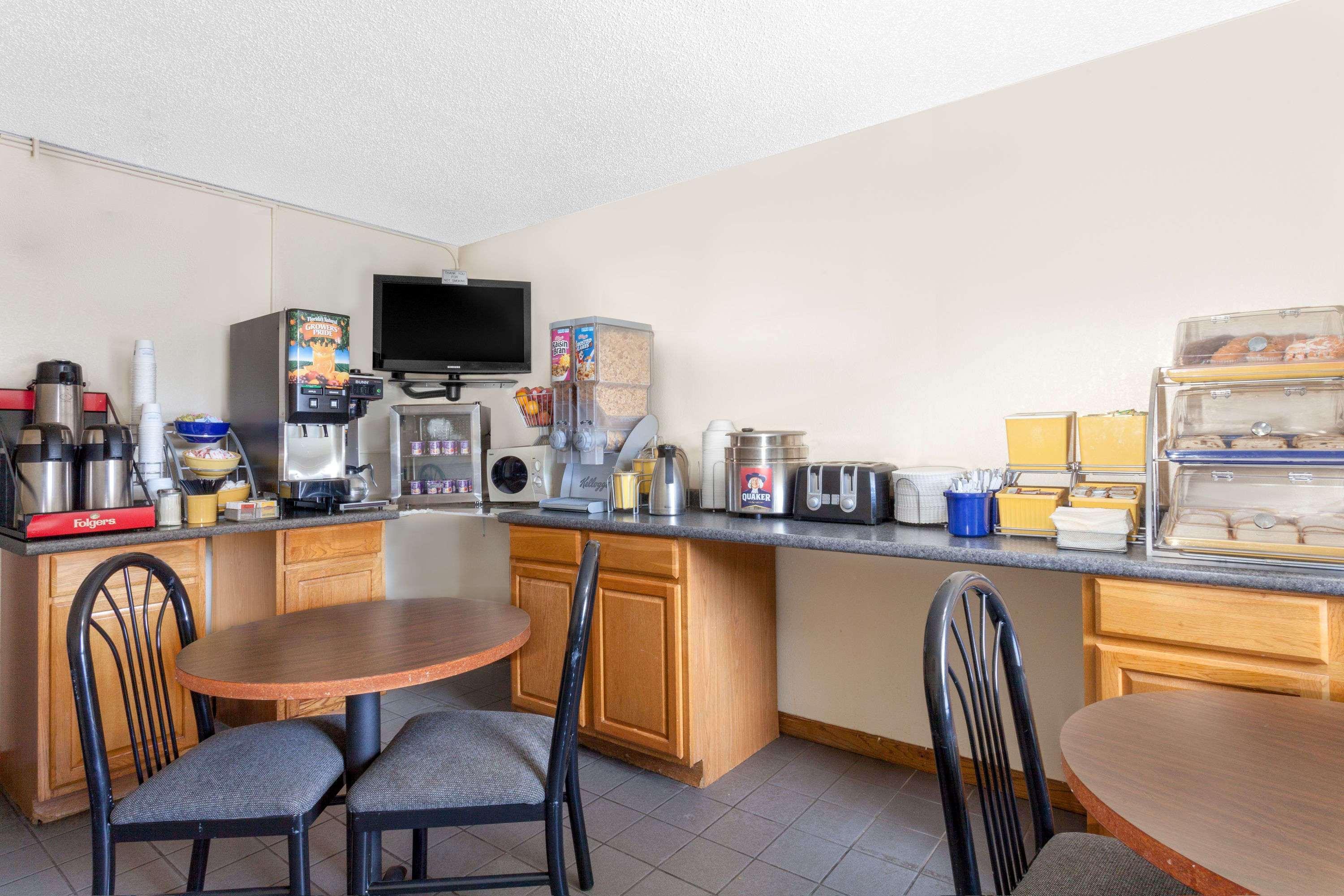 Days Inn By Wyndham Columbia Ne Fort Jackson Εξωτερικό φωτογραφία