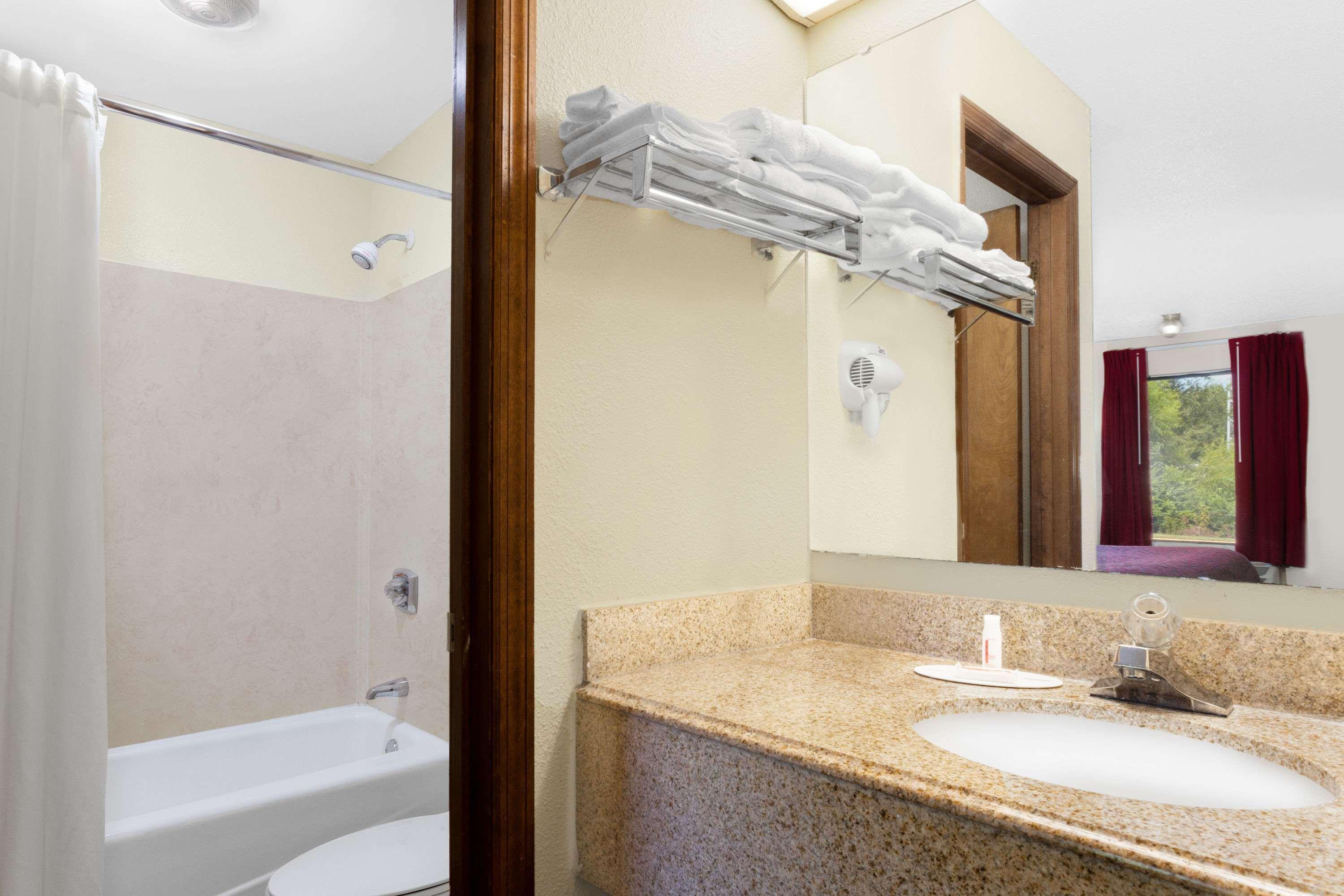 Days Inn By Wyndham Columbia Ne Fort Jackson Εξωτερικό φωτογραφία