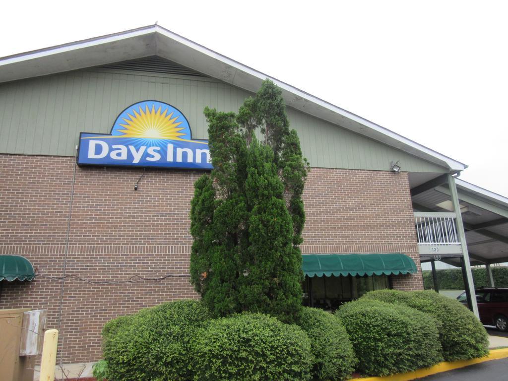 Days Inn By Wyndham Columbia Ne Fort Jackson Εξωτερικό φωτογραφία
