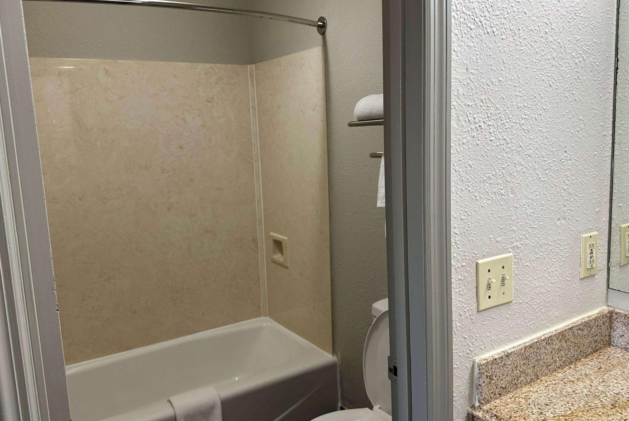 Days Inn By Wyndham Columbia Ne Fort Jackson Εξωτερικό φωτογραφία