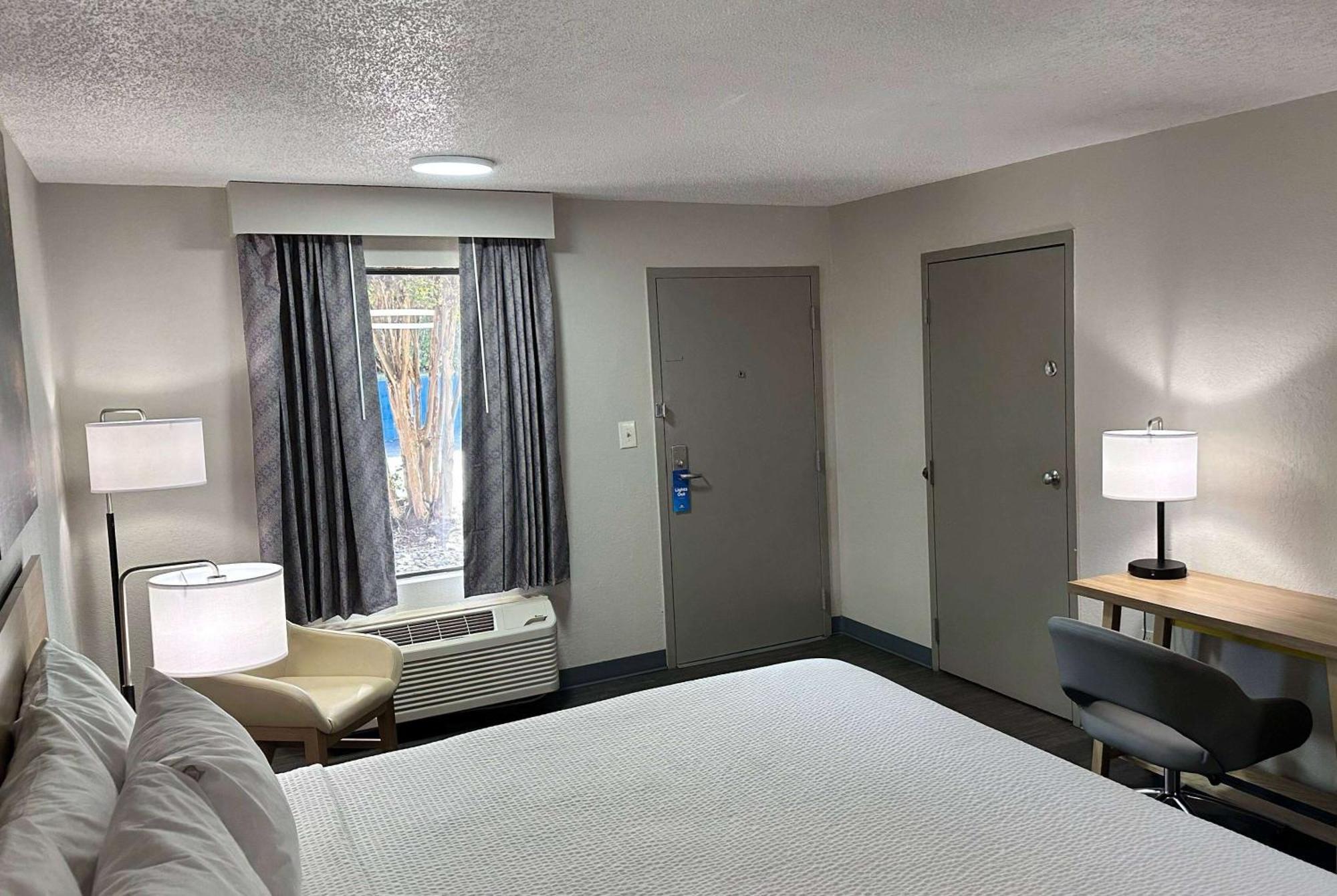 Days Inn By Wyndham Columbia Ne Fort Jackson Εξωτερικό φωτογραφία